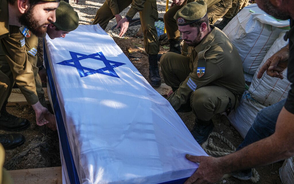 רון שרמן, שנחטף לרצועת עזה וגופתו הושבה ארצה, מובא לקבורה בבית העלמין בלהבים, 15 בדצמבר 2023 (צילום: פלאש90) רון שרמן, שנחטף לרצועת עזה וגופתו הושבה ארצה, מובא לקבורה בבית העלמין בלהבים, 15 בדצמבר 2023 (צילום: פלאש90)
