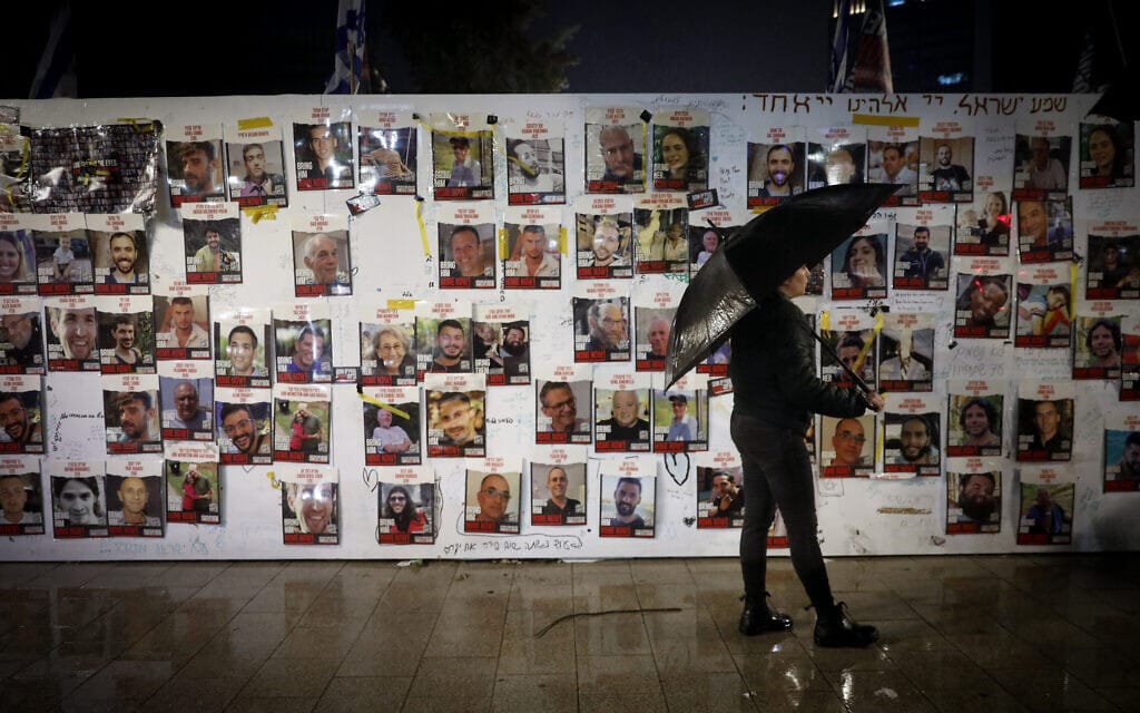 תמונות החטופים בתל אביב, 23 בדצמבר 2023 (צילום: מרים אלסטר/פלאש90)