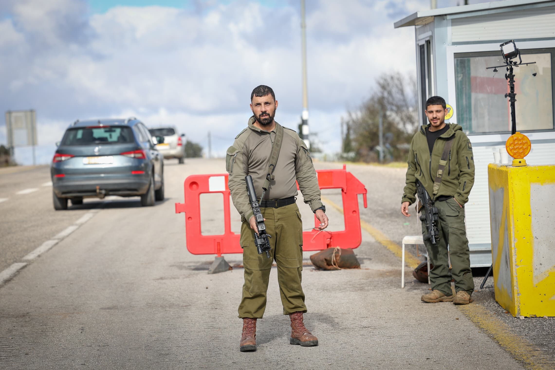 חיילי צה&quot;ל במחסומים זמניים בכבישי הצפון. 25 בדצמבר 2023 (צילום: David Cohen/Flash90)