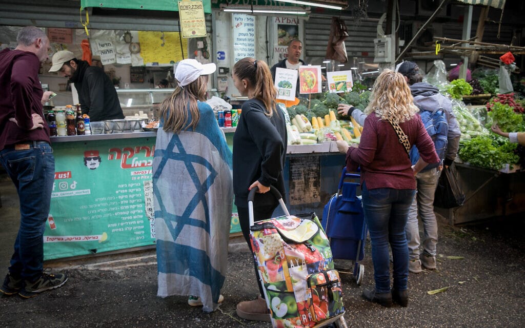 ישראלים עושים קניות בשוק הכרמל בתל אביב, 31 בדצמבר 2023 (צילום: מרים אלסטר/פלאש90)