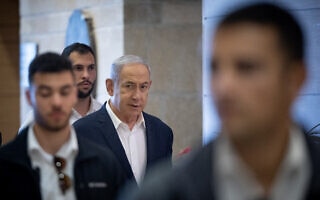 ראש הממשלה בנימין נתניהו בדרך לישיבת סיעת הליכוד בכנסת, ירושלים, 1 בינואר 2023 (צילום: יונתן זינדל/פלאש90) ראש הממשלה בנימין נתניהו בדרך לישיבת סיעת הליכוד בכנסת, ירושלים, 1 בינואר 2023 (צילום: יונתן זינדל/פלאש90)