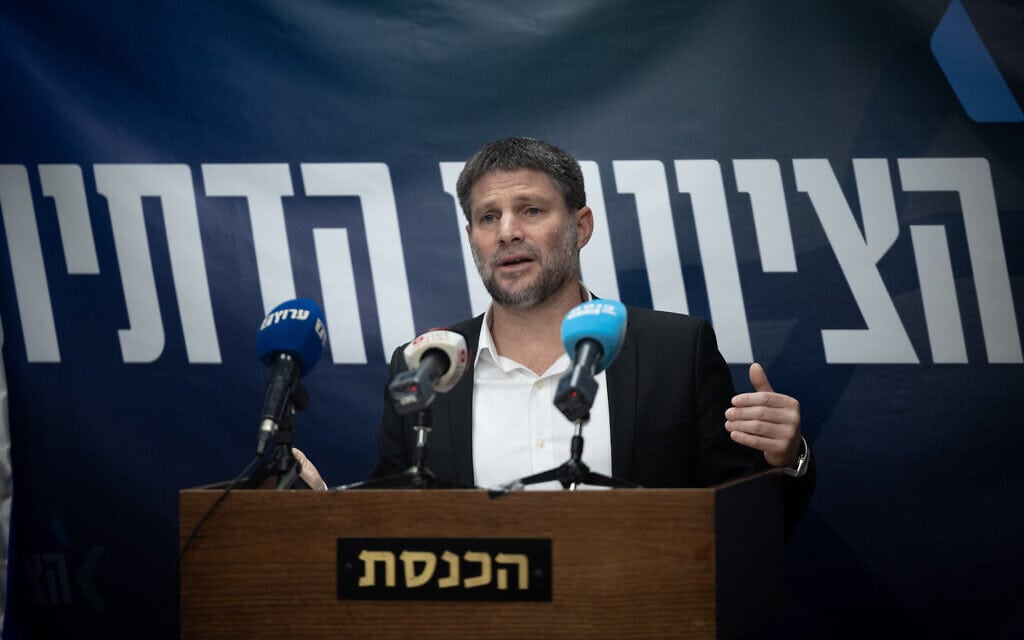 בצלאל סמוטריץ' נושא דברים בישיבת הסיעה של הציונות הדתית, 1 בינואר 2024 (צילום: יונתן זינדל/פלאש90) בצלאל סמוטריץ' נושא דברים בישיבת הסיעה של הציונות הדתית, 1 בינואר 2024 (צילום: יונתן זינדל/פלאש90)