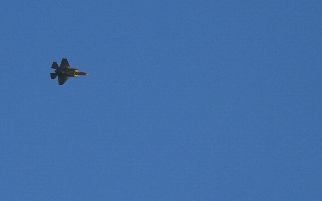 מטוס קרב ישראלי בקרבת גבול ישראל-לבנון, 6 בינואר 2024 (צילום: Ayal Margolin/Flash90)