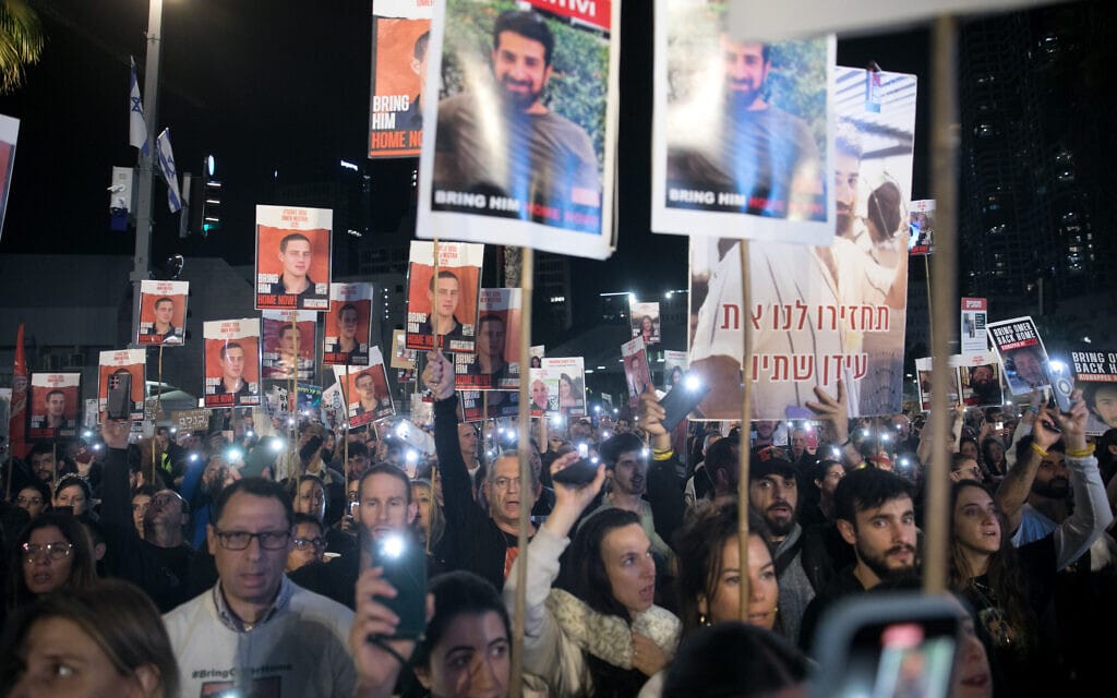 עצרת להחזרת החטופים בשבי חמאס בכיכר החטופים בתל אביב, 6 בינואר 2024 (צילום: מרים אלסטר/פלאש90)
