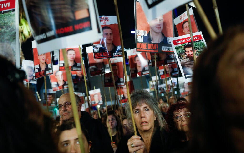 מפגינים מוחים בתל אביב בתביעה לשחרור החטופים המוחזקים ברצועת עזה, 6 בינואר 2024 (צילום: מרים אלסטר/פלאש90)