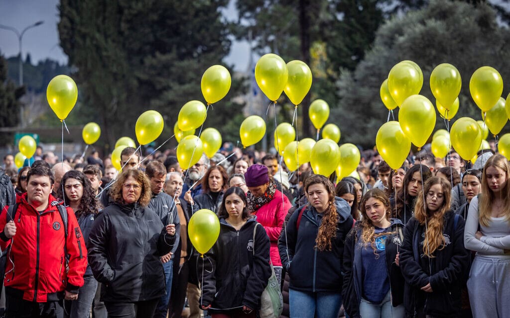 אנשים עם בלונים צהובים לציון 100 ימים למען החטופים, ירושלים, 14 בינואר 2024 (צילום: Yonatan Sindel/Flash90)