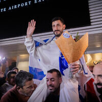 הכדורגלן שגיב יחזקאל בשדה התעופה בן גוריון עם חזרתו לישראל מטורקיה, 15 בינואר 2024