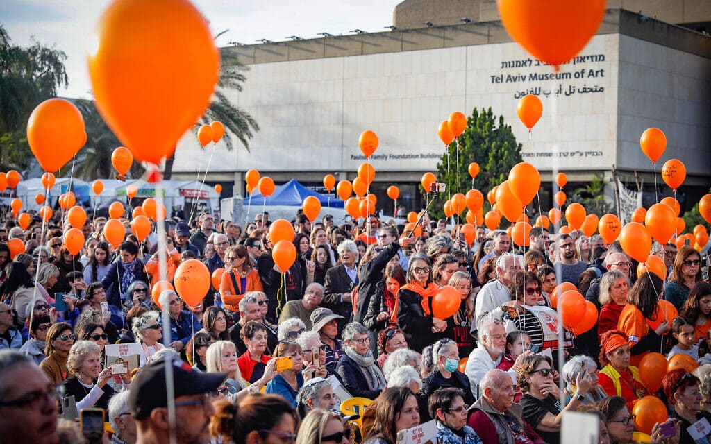 מאות אנשים ציינו יום הולדת שנה לכפיר ביבס בכיכר החטופים בתל אביב, 18 בינואר 2024 (צילום: Miriam Alster/Flash90)