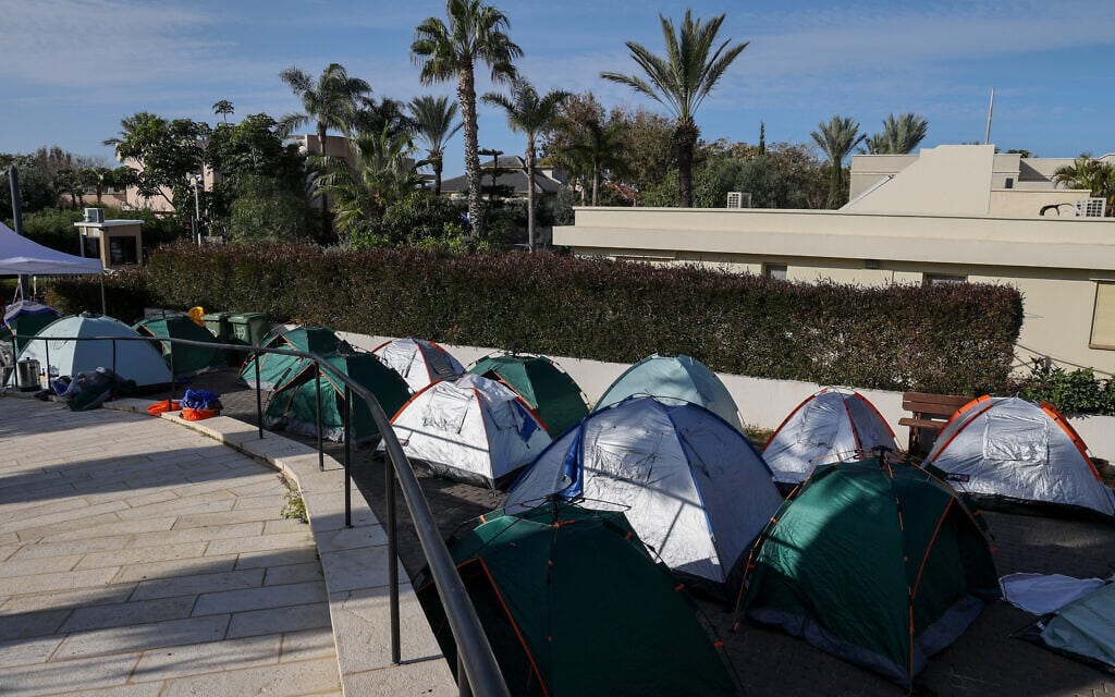 אוהלים שהוקמו מול בית ראש הממשלה נתניהו בקיסריה על ידי משפחות חטופים. 20 בינואר 2024 (צילום: יהונתן שאול/פלאש90)