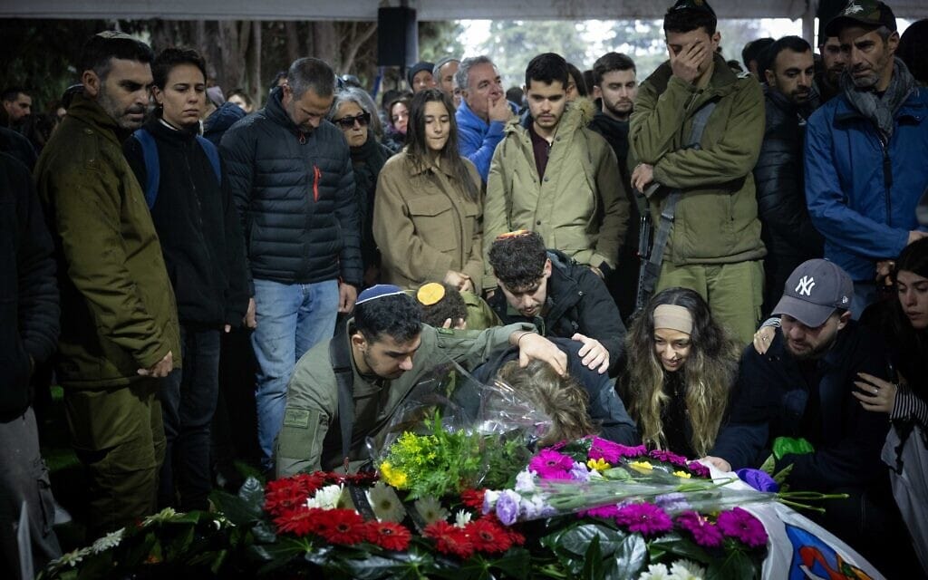 משפחתו וחבריו של חלל צה"ל הדר ניסים קופלוק בהלוויתו בהר הרצל. 23 בינואר 2024 (צילום: יונתן זינדל/פלאש90)