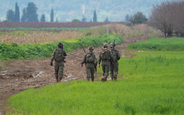 חיילים סורקים אחר שרידי מל"טים שחדרו מלבנון והתרסקו באזור כפר בלום, 25 בינואר 2024