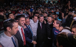 איתמר בן גביר, שלמה קרעי ואריאל קלנר מובילים בריקודים את משתתפי כנס הכיבוש וההתנחלות בעזה שנערך בבנייני האומה, ירושלים, 28 בינואר 2024 (צילום: חיים גולדברג/פלאש90) איתמר בן גביר, שלמה קרעי ואריאל קלנר מובילים בריקודים את משתתפי כנס הכיבוש וההתנחלות בעזה שנערך בבנייני האומה, ירושלים, 28 בינואר 2024 (צילום: חיים גולדברג/פלאש90)