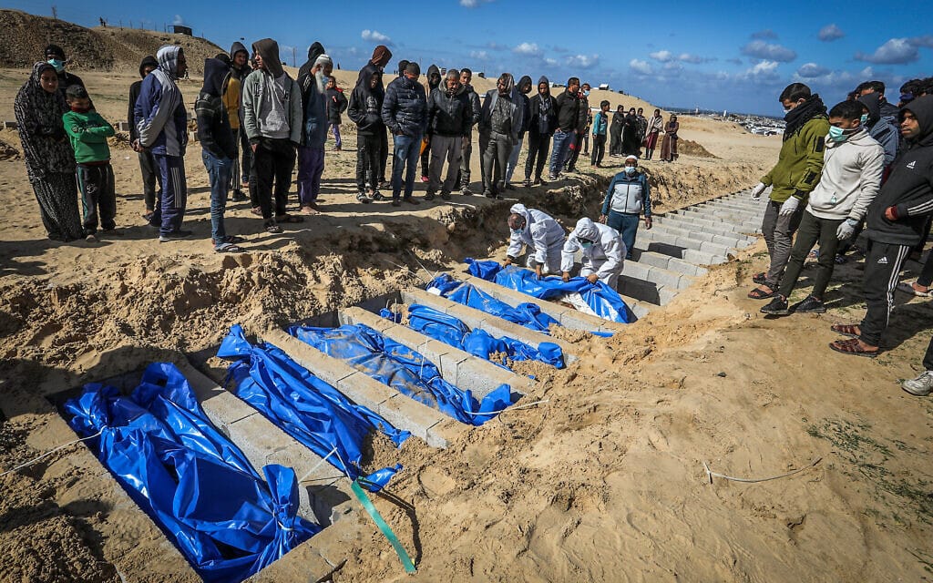 פלסטינים ליד קבר המונים ברפיח בדרום רצועת עזה. 31 בינואר 2024 (צילום: אעבד ראחים כאתיב/פלאש90) פלסטינים ליד קבר המונים ברפיח בדרום רצועת עזה. 31 בינואר 2024 (צילום: אעבד ראחים כאתיב/פלאש90)