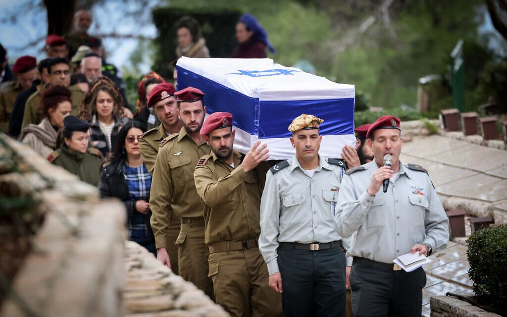 סרן במילואים גבריאל שני, שנהרג בקרב בדרום רצועת עזה, מובא לקבורה בהר הרצל בירושלים, 31 בינואר 2024 (צילום: יונתן זינדל/פלאש90) סרן במילואים גבריאל שני, שנהרג בקרב בדרום רצועת עזה, מובא לקבורה בהר הרצל בירושלים, 31 בינואר 2024 (צילום: יונתן זינדל/פלאש90)