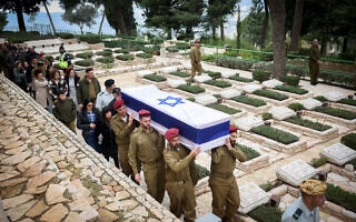סרן במילואים גבריאל שני, שנהרג בקרב בדרום רצועת עזה, מובא לקבורה בהר הרצל בירושלים, 31 בינואר 2024 (צילום: יונתן זינדל/פלאש90)