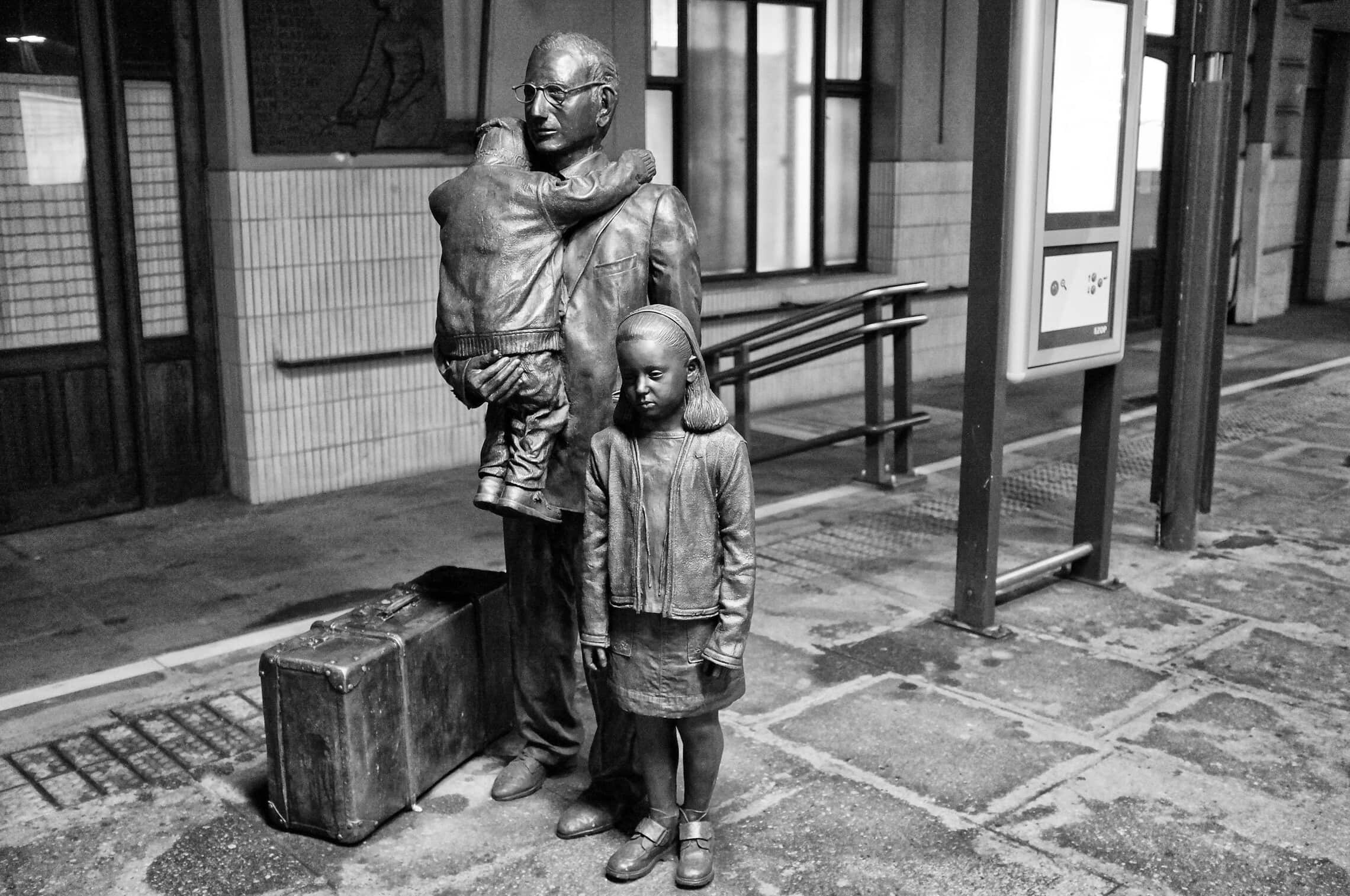 פסל של ניקולס וינטון בפראג (צילום: Zoonar/Kai Michael Neuhold via Alamy)