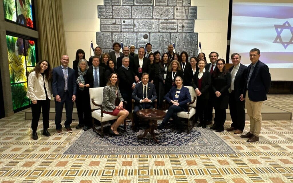 קבוצה של יהודים־אמריקאים בוגרי אוניברסיטת הרווארד בפגישה עם נשיא המדינה יצחק הרצוג, 16 בינואר 2024 (צילום: דוברות בית הנשיא)