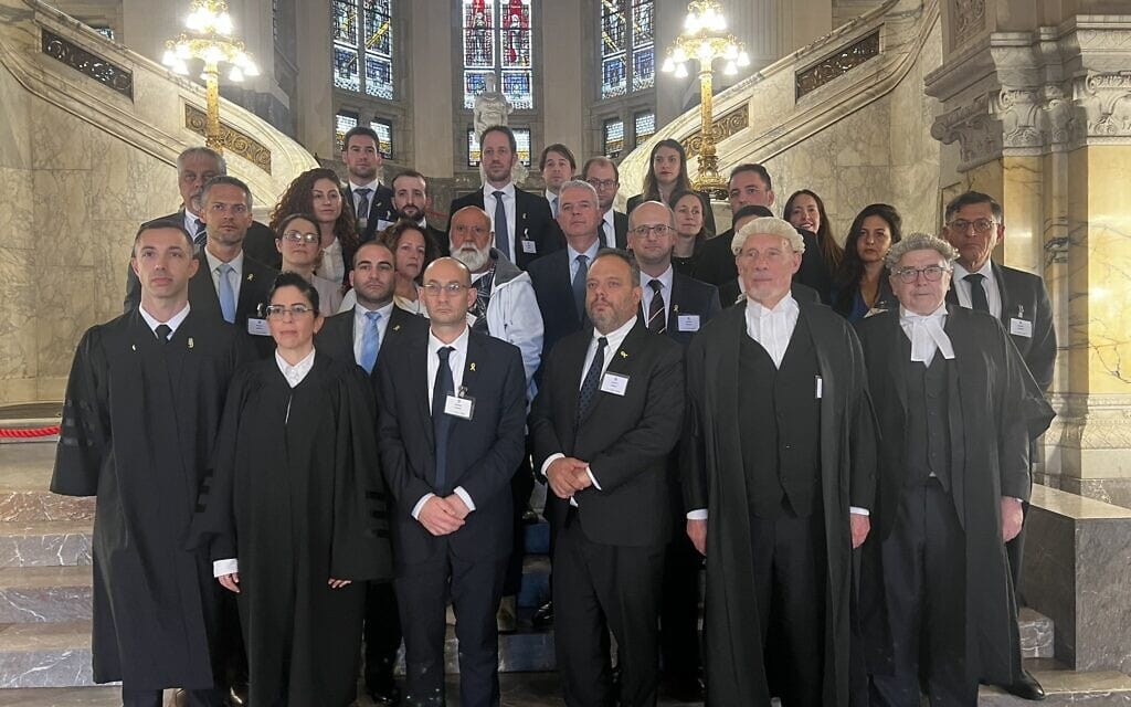 צוות הפרקליטים המייצג את ישראל בבית הדין הבינלאומי לצדק בהאג, 12 בינואר 2024 (צילום: משרד החוץ)