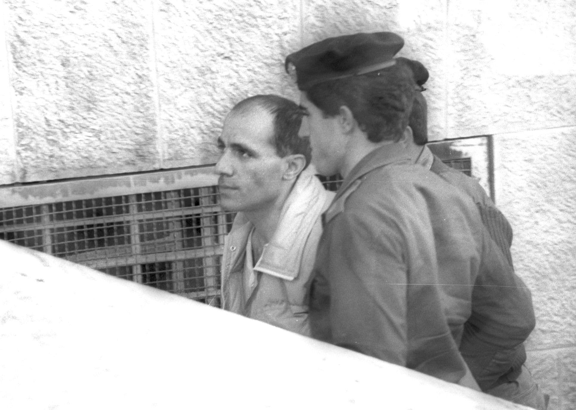מרדכי ואנונו מובא לבית המשפט המחוזי בירושלים להארכת מעצר, 21 בדצמבר 1987 (צילום: אפי שריר, אוסף דן הדני, הספרייה הלאומית)
