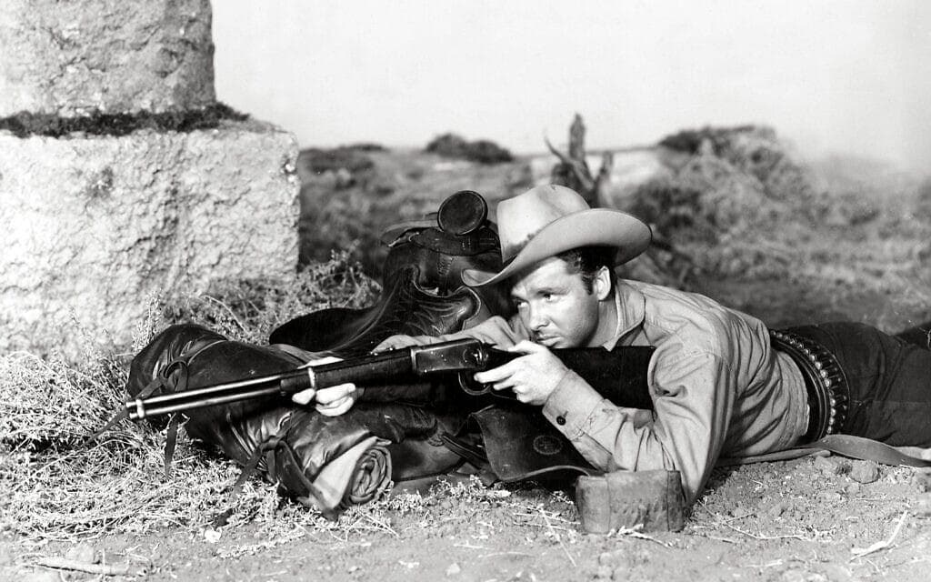 אודי מרפי משחק בסרט &quot;עשן רובים&quot; מ־1953 (צילום: UNIVERSAL PICTURES / Alamy Stock Photo)