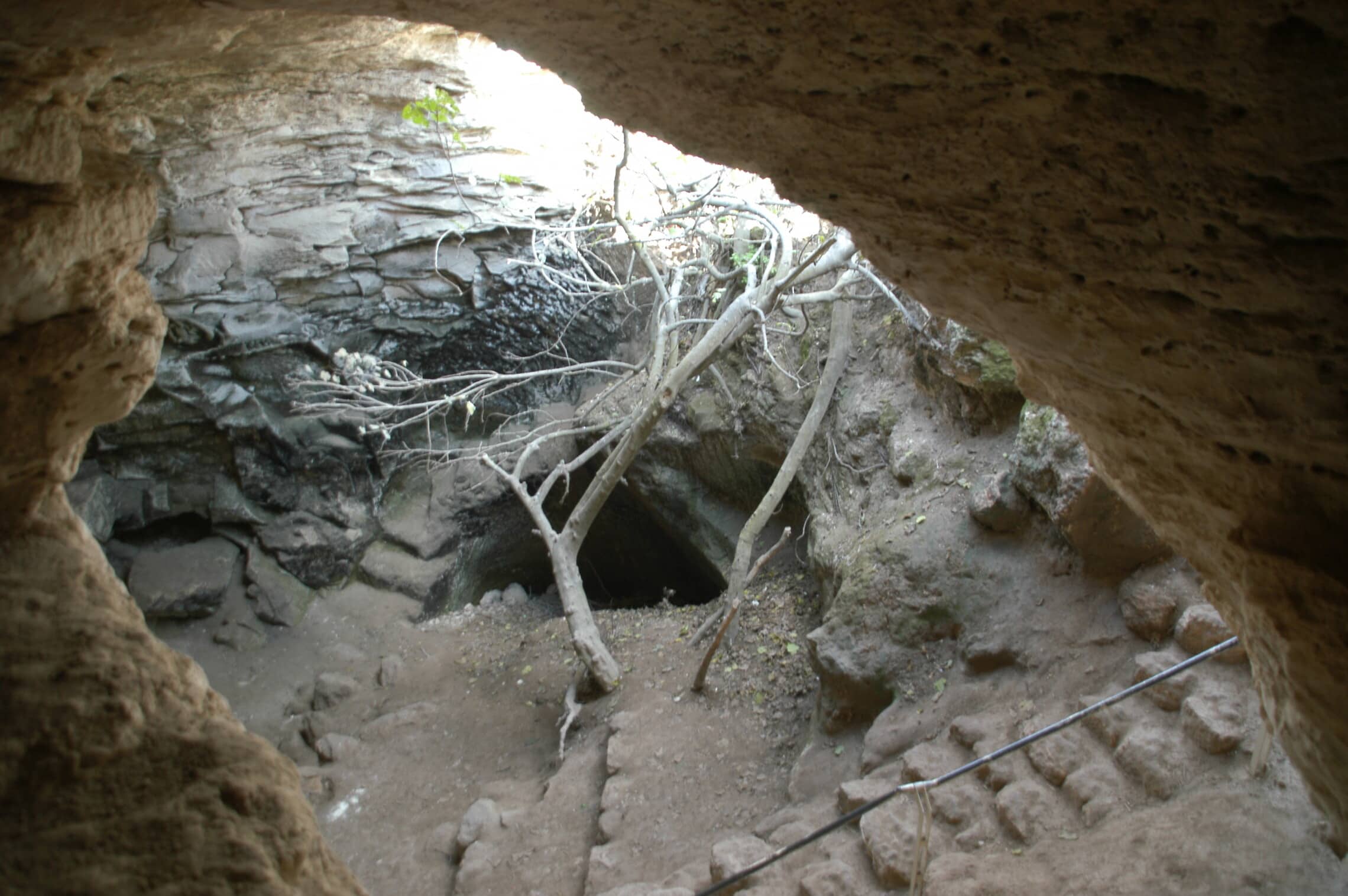 כניסה למערת מסתור ממרד בר כוכבא, חרבת מדרס (צילום: udi Steinwell, ויקיפדיה)