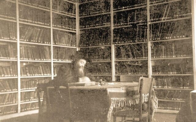 הרב מאיר שפירא, מייסד ישיבת חכמי לובלין בספריית הישיבה (צילום: ארכיון TNN לובלין)