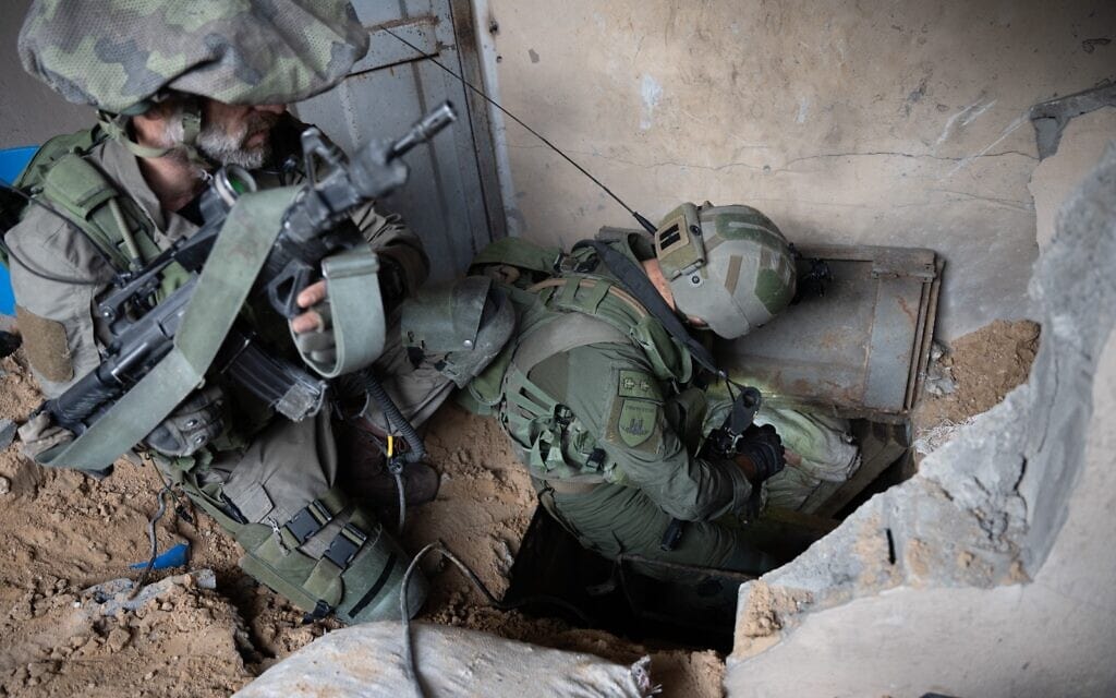 חיילי צה"ל בפיר מנהרה ברצועת עזה, 7 בינואר 2024 (צילום: דובר צה"ל)