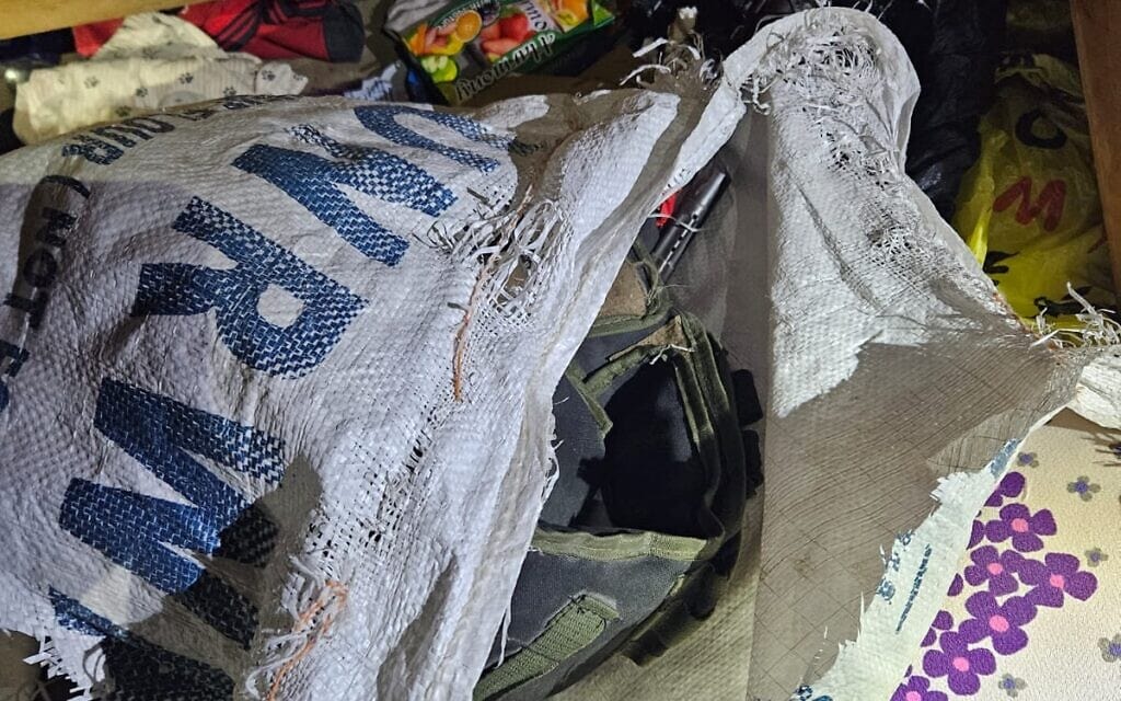 אמצעי לחימה שנמצאו בשקית של אונרא בחאן יונס, רצועת עזה, 7 בינואר 2024 (צילום: דובר צה&quot;ל)