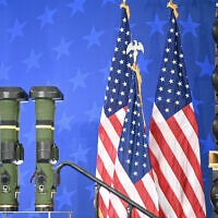 טילים נגד טנקים על רקע דגל ארה"ב מוצגים במפעל לוקהיד מרטין באלבמה, ארה"ב, 3 במאי 2022