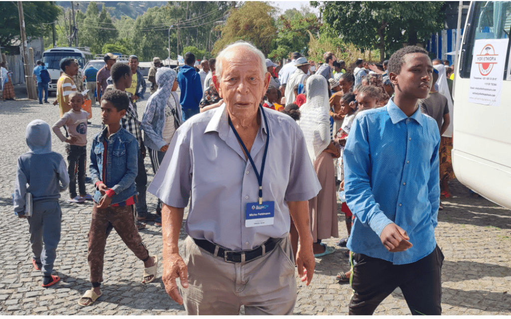 מיכה פלדמן, השליח הראשון של הסוכנות היהודית באתיופיה, מחוץ לבית הכנסת &quot;התקווה&quot; בגונדר, אתיופיה, 31 במאי 2022 (צילום: כנען לידור)
