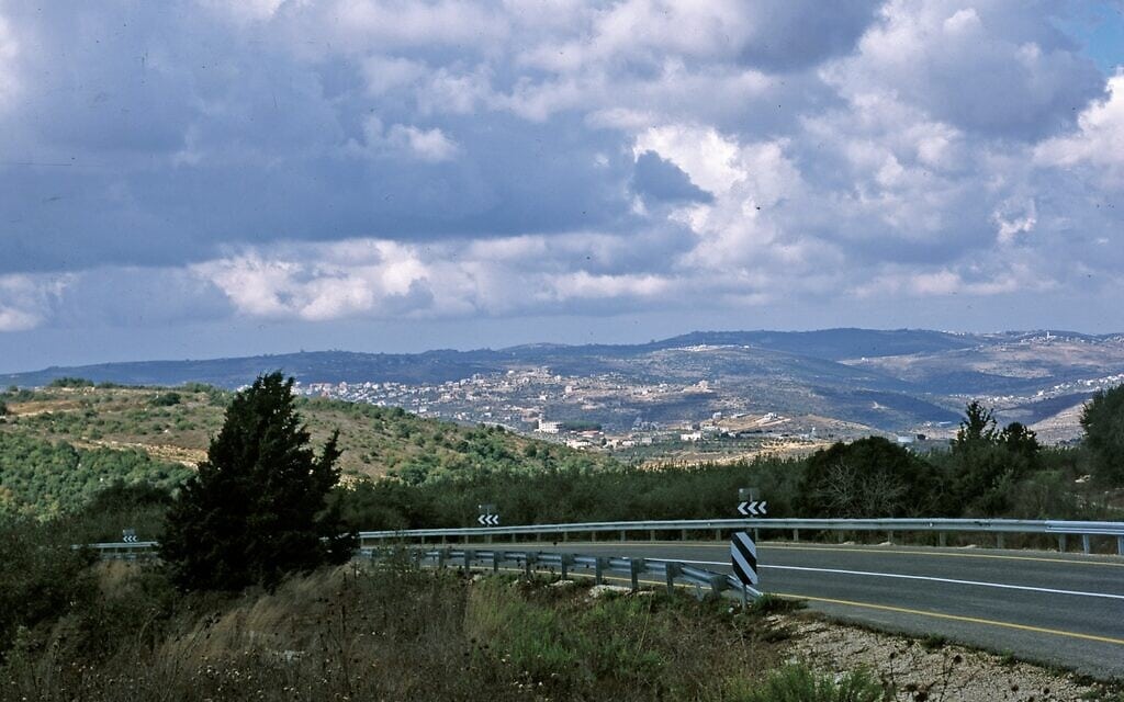 ליד גבול לבנון, נוף מאזור מתת לכפרים הלבנוניים  רמיש (מימין) ועייתא א-שאב (משמאל) (צילום: יעל עברון)