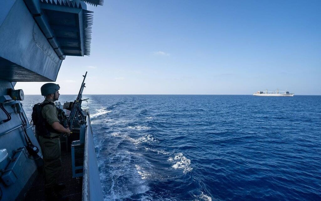 חיל הים מלווה אונייה עם ציוד צבאי עבור צה&quot;ל, 9 בנובמבר 2023 (צילום: משרד הביטחון)