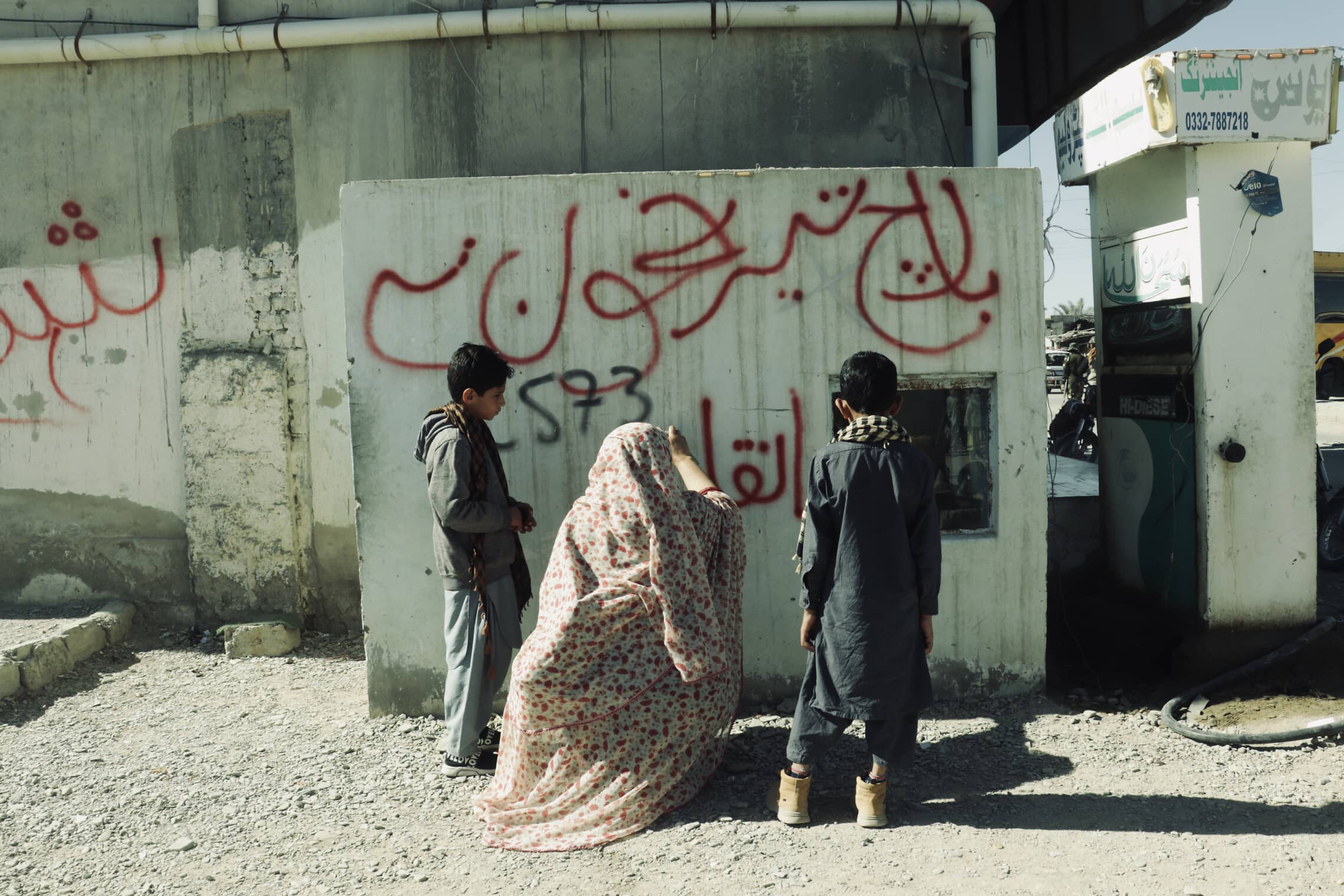 אישה מרססת גרפיטי עם הכיתוב &quot;הדם הבלוצ&#039;י יביא מהפיכה&quot;, דצמבר 2023 (צילום: BYC)