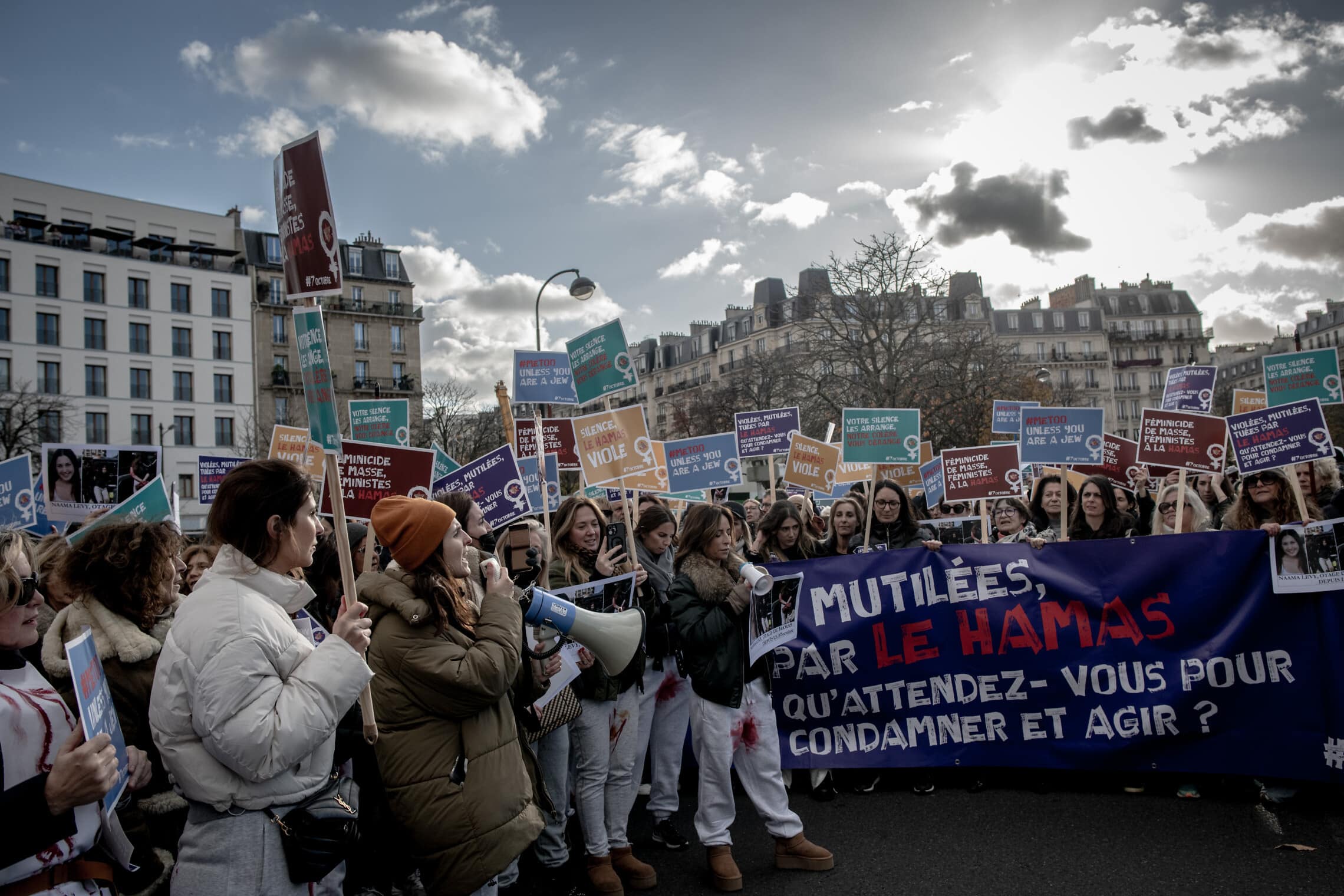 נשים יהודיות מפגינות מול הצעדה האנטי־ישראלית של ארגוני הנשים, כיכר האומה, פריז, 25 בנובמבר 2023 (צילום: גילעד שדה)