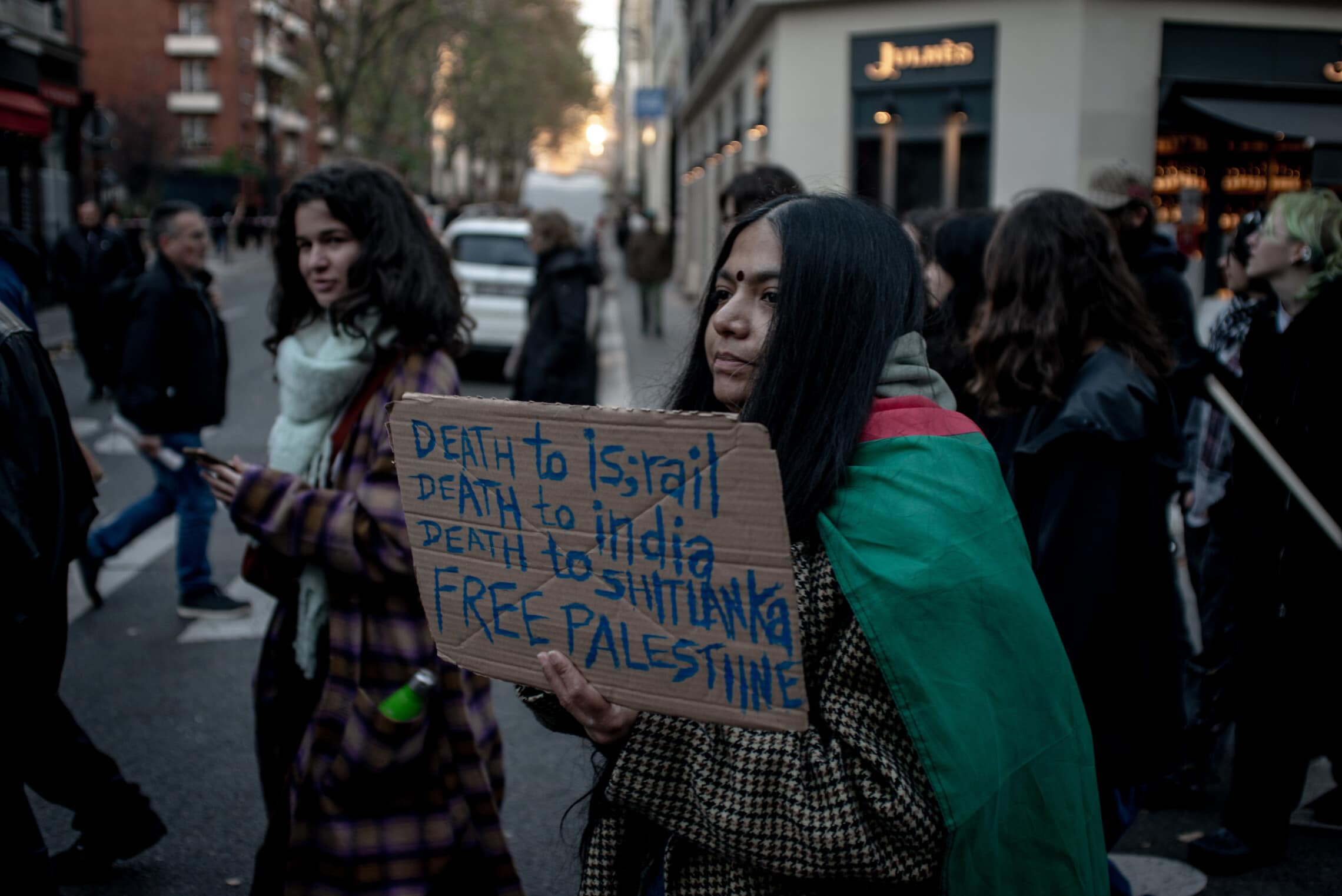 שלט &quot;מוות לישראל – מוות להודו – מוות לסרילנקה &#8211; לשחרר את פלסטין&quot; בהפגנה בפריז, 25 בנובמבר 2023 (צילום: גילעד שדה)