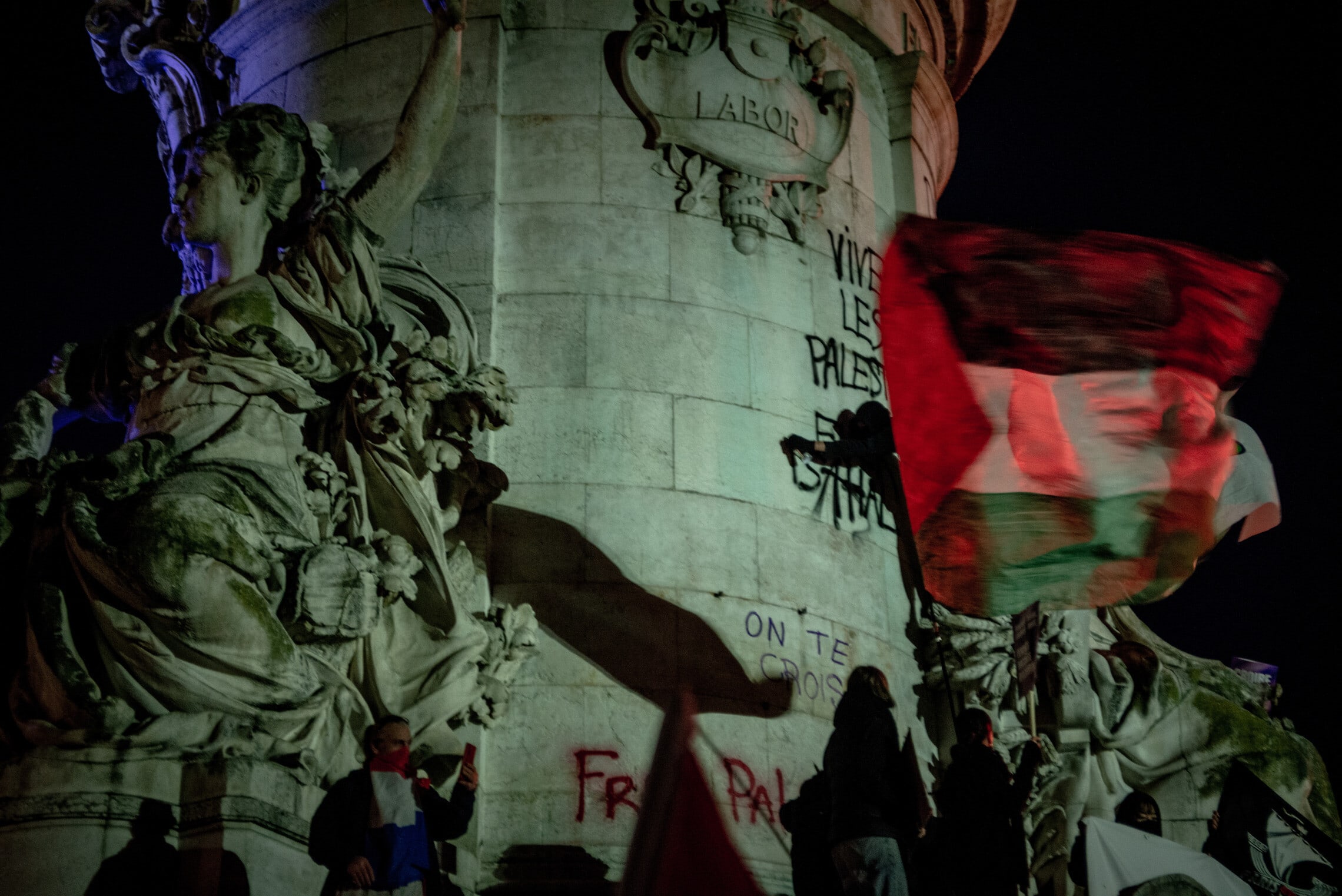 מפגינים משחיתים את הפסל בכיכר הרפובליקה, 25 בנובמבר 2023 (צילום: גילעד שדה)