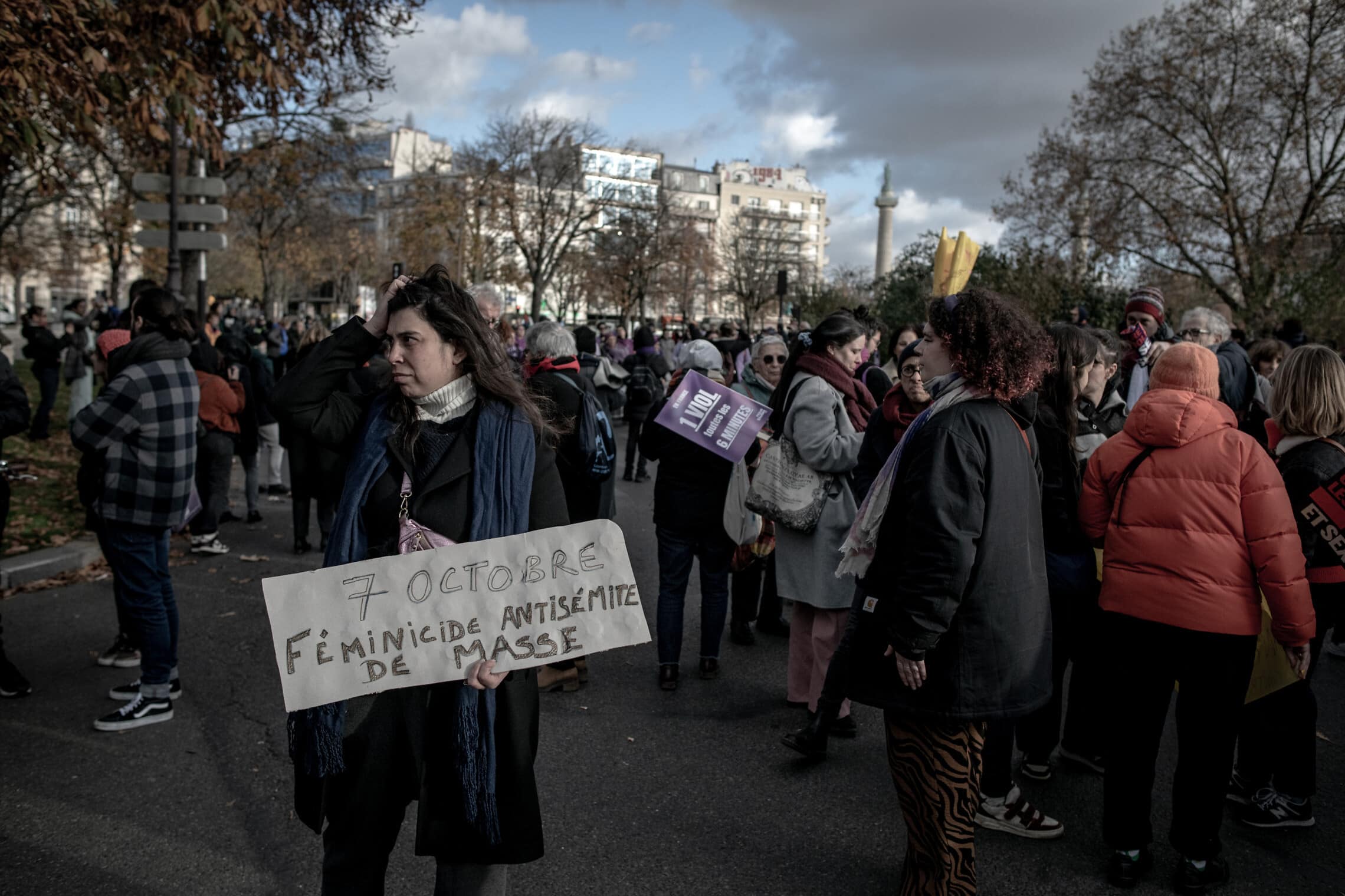 חברה בקולקטיב &quot;ORAAJ&quot;, שהצטרפה לצעדה כדי למחות על שתיקת ארגוני הנשים, במחאה בפריז, 25 בנובמבר 2023 (צילום: גילעד שדה)