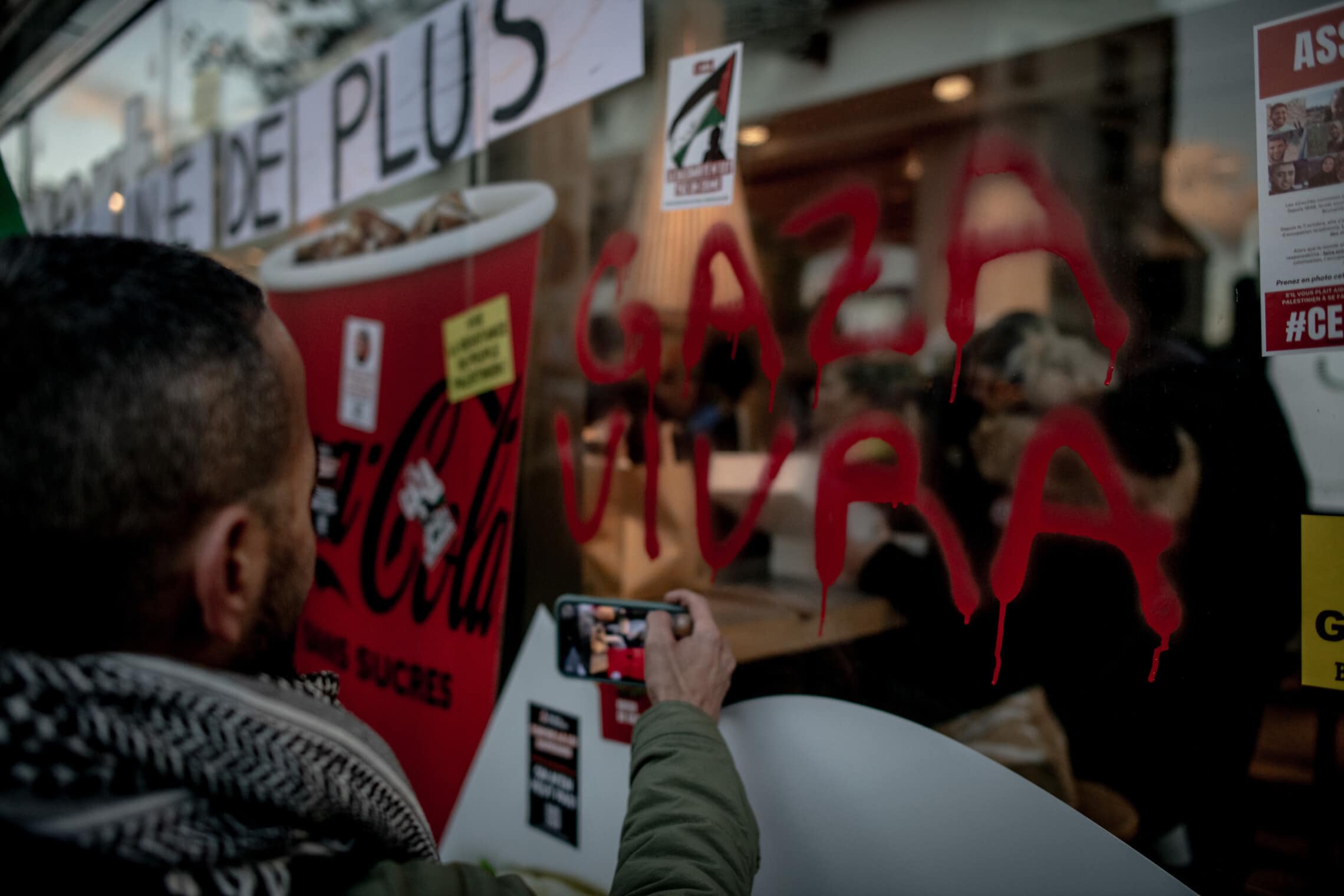 מפגינים משחיתים סניף של מקדונלד&#039;ס במהלך הצעדה נגד אלימות כלפי נשים בפריז, 25 בנובמבר 2023 (צילום: גילעד שדה)
