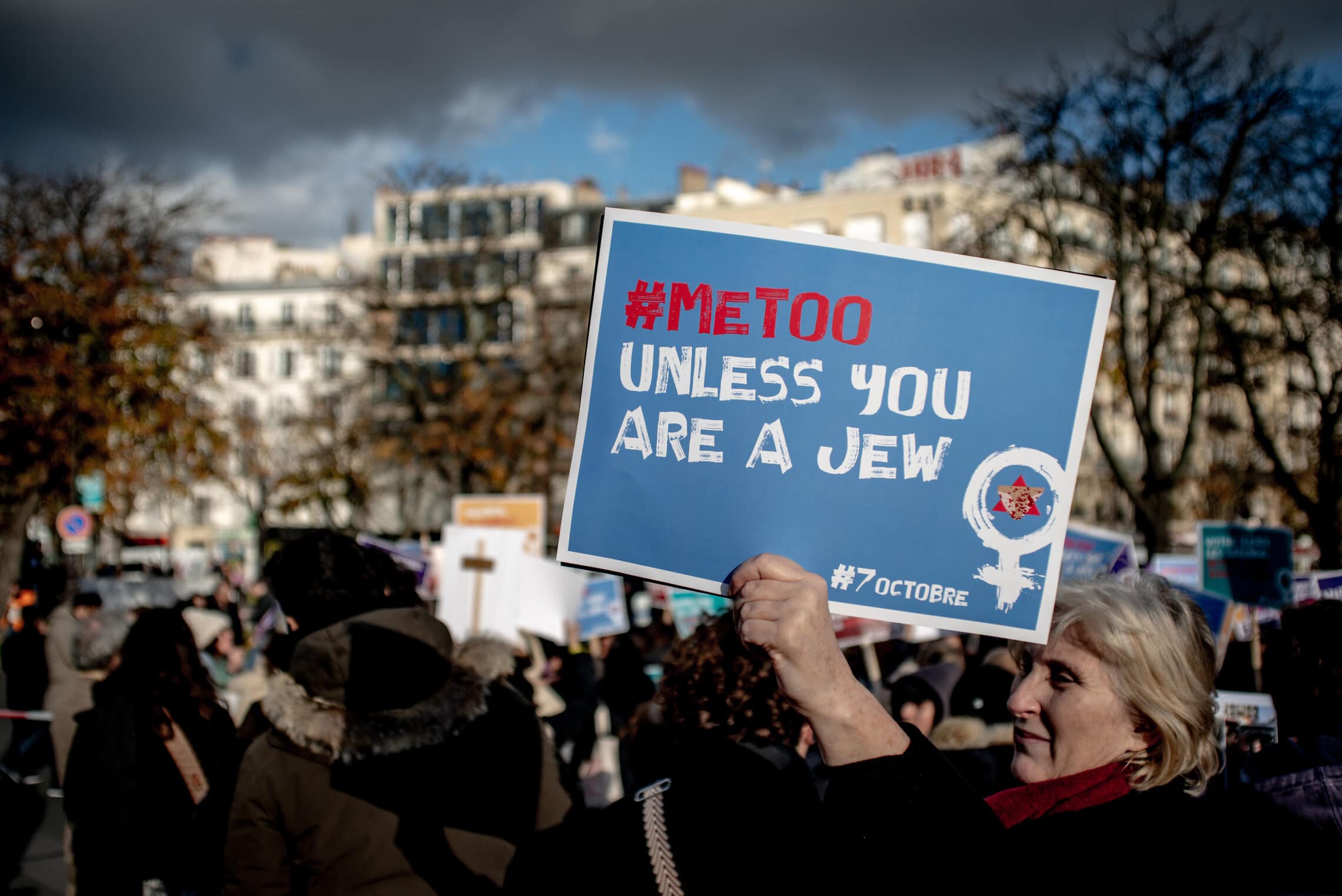 מפגינה יהודייה נגד שתיקת ארגוני זכויות הנשים, פריז, 25 בנובמבר 2023 (צילום: גילעד שדה)