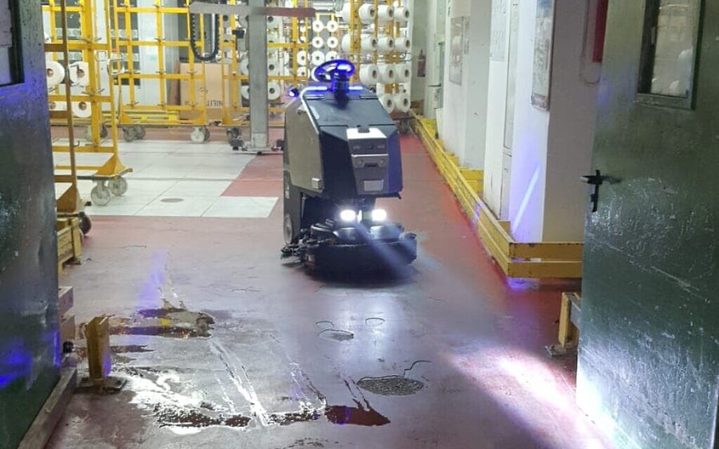 רובוט תעשייתי במפעל "נילית" (צילום: עדי בן זקן)