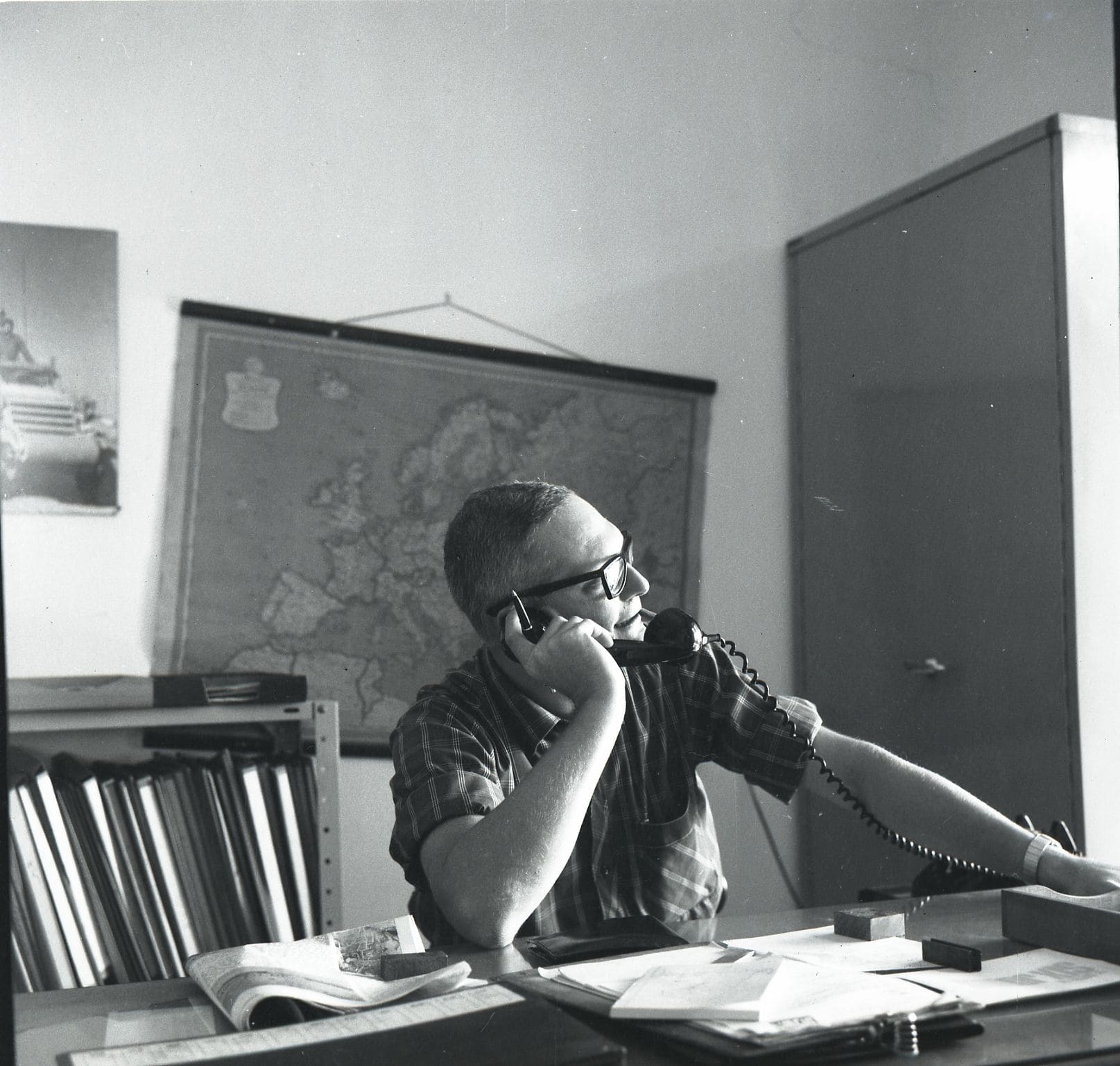 אהד זמורה, מקים הוצאת זמורה ביתן, במשרדו, 1968 (צילום: אוסף מיתר, האוסף הלאומי לתצלומים על שם משפחת פריצקר, הספרייה הלאומית)