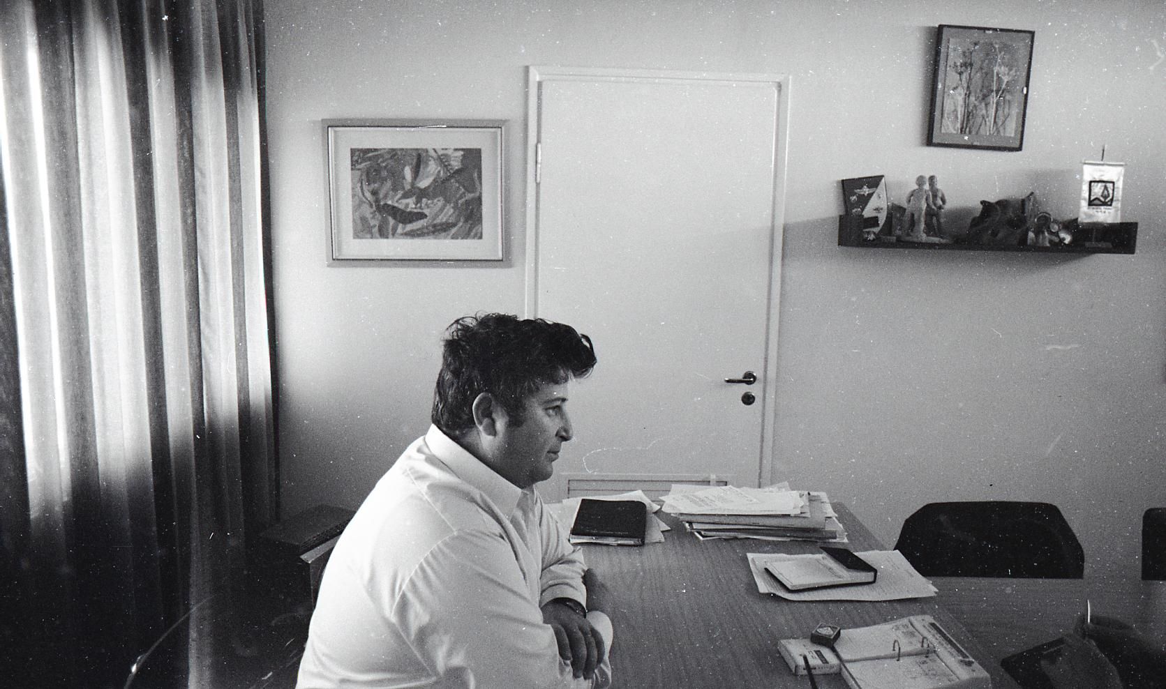 אברהם בייגה שוחט במשרדו בערב, 15 בפברואר 1973 (צילום: הספרייה הלאומית, ארכיון עליזה אורבך)