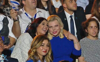 שרה נתניהו ומירי רגב בטקס המשואות (צילום: צילום מסך, אולפני הרצליה) שרה נתניהו ומירי רגב בטקס המשואות (צילום: צילום מסך, אולפני הרצליה)