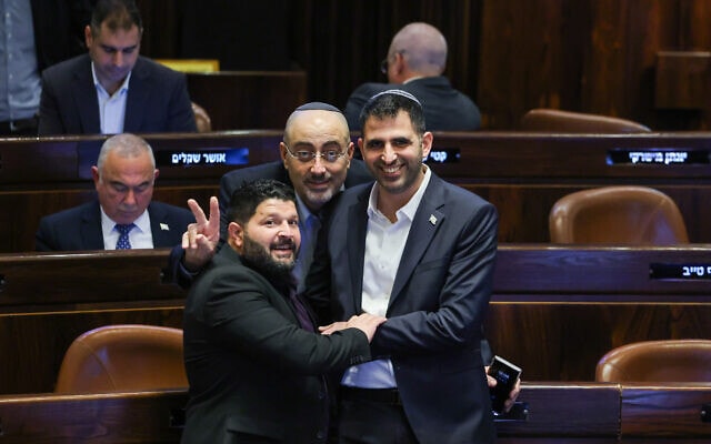 שר התקשורת שלמה קרעי מתחבק עם ח שר התקשורת שלמה קרעי מתחבק עם ח