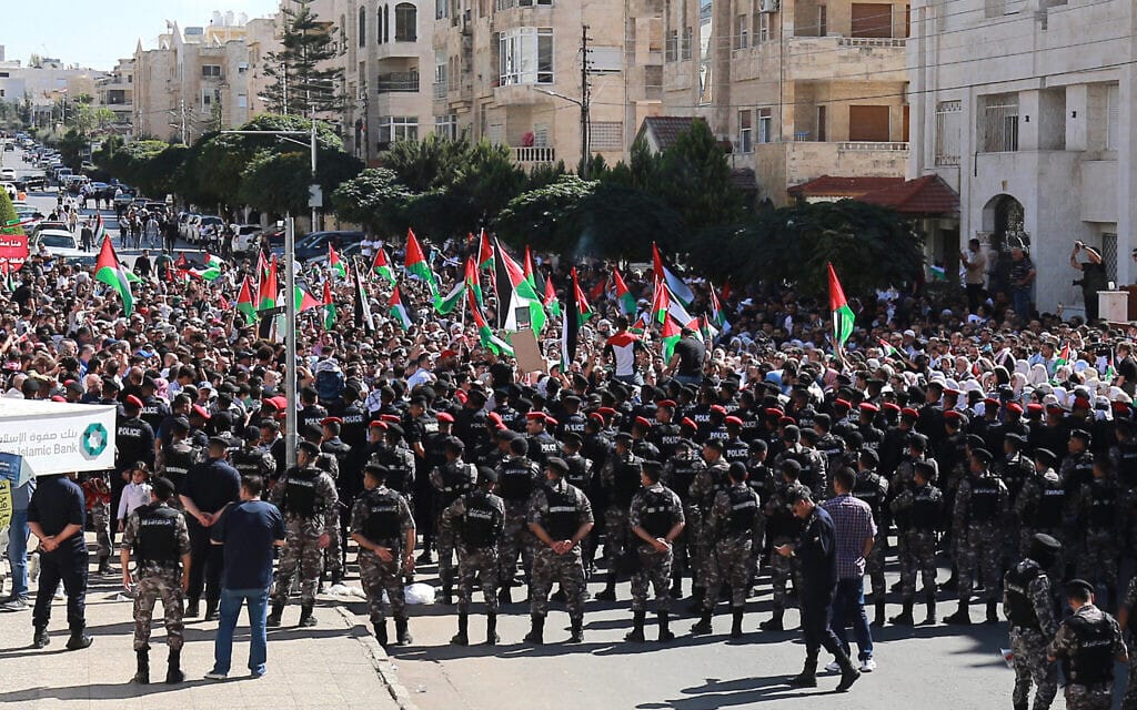 מפגינים קוראים סיסמאות ליד שגרירות ישראל בעמאן, 20 באוקטובר 2023 (צילום: Khalil Mazraawi/AFP)
