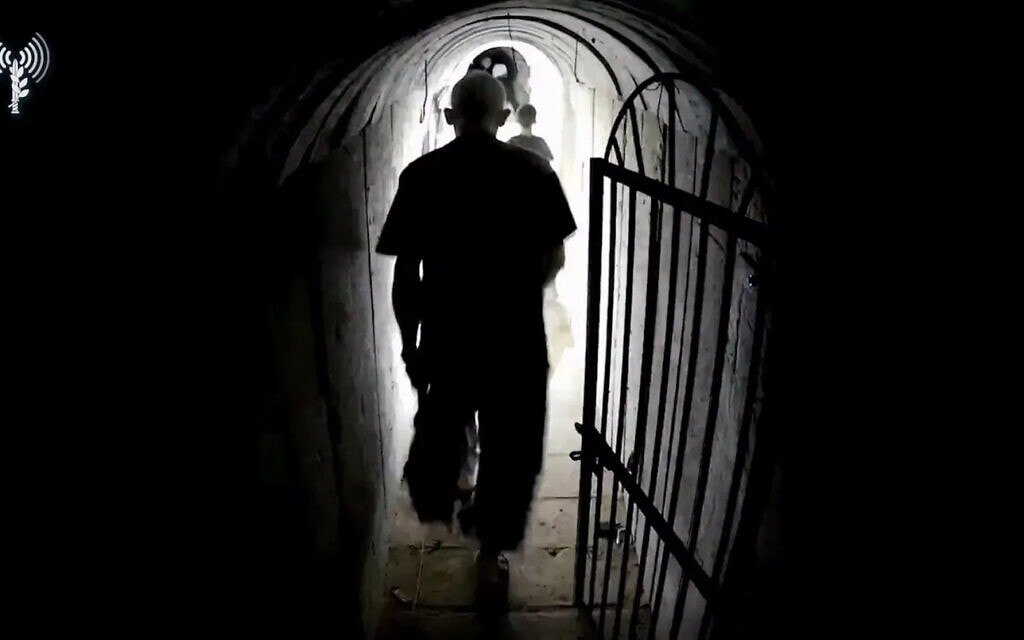 יחיא סנוואר במנהרות חמאס בחאן יונס ב-10 באוקטובר 2023, מתוך סרטון שחשף דובר צה"ל ב-13 בפברואר 2023 (צילום: צילום מסך)