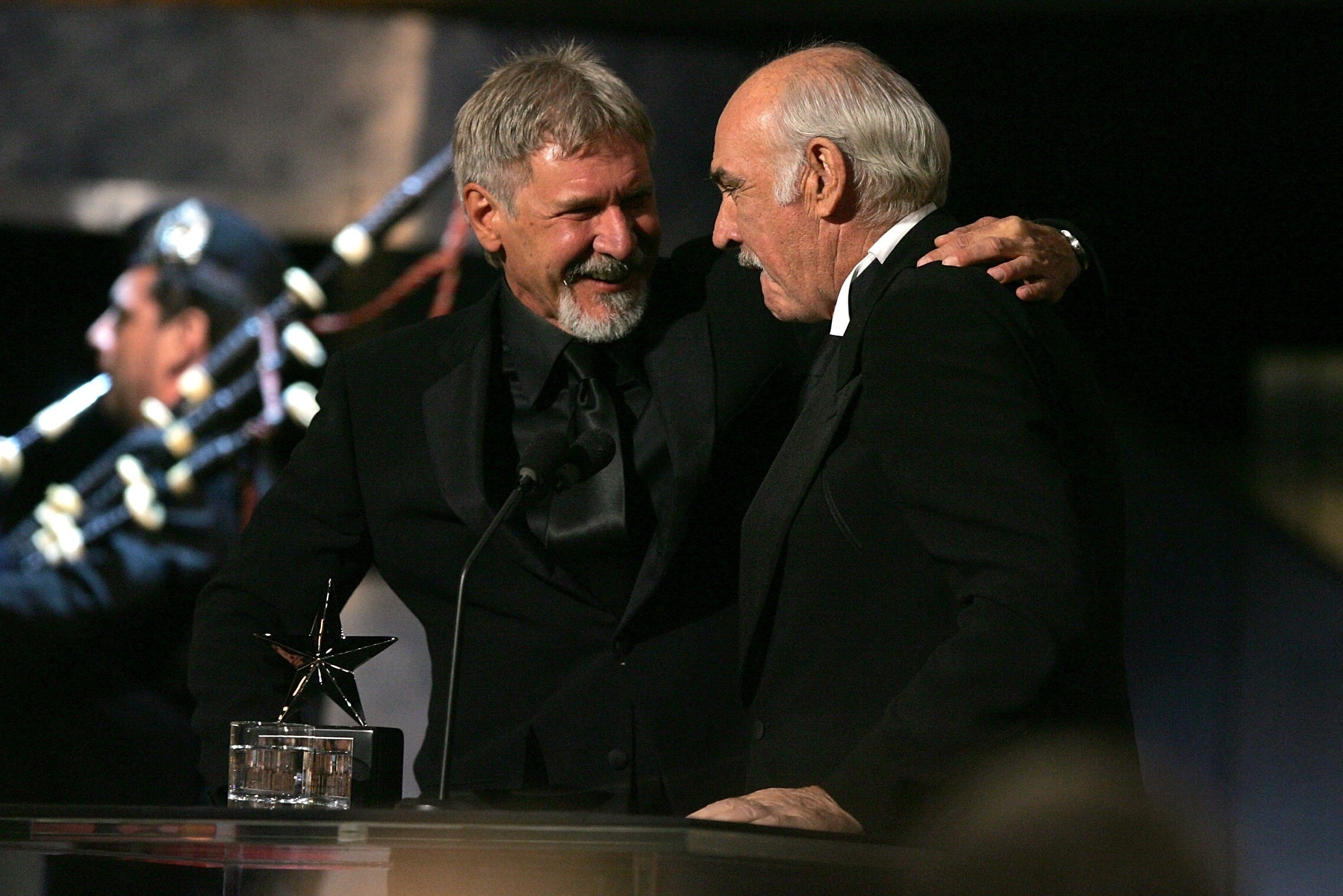 השחקן שון קונרי מקבל את פרס מפעל החיים של מכון הסרטים האמריקאי מידי האריסון פורד, קליפורניה, 8 ביוני 2006 (צילום: Mark Mainz / Getty Images North America / Getty Images via AFP)