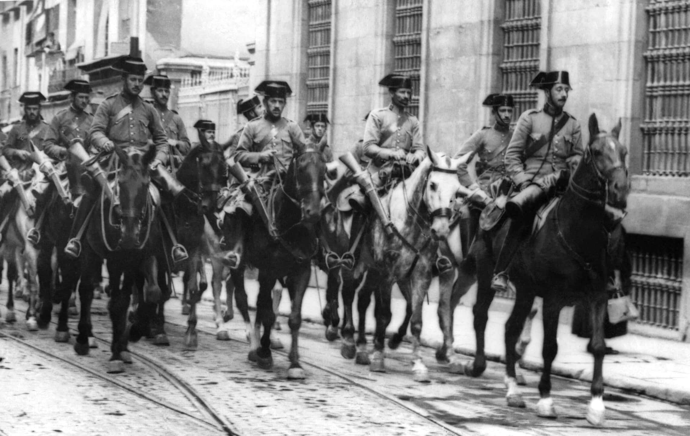 תמונה שצולמה במהלך מלחמת האזרחים בספרד בסוף שנות ה-30 ובה נראים שוטרים הנאמנים לגנרל פרנקו רוכבים ברחוב של עיירה לא מזוהה בספרד (צילום: AFP)