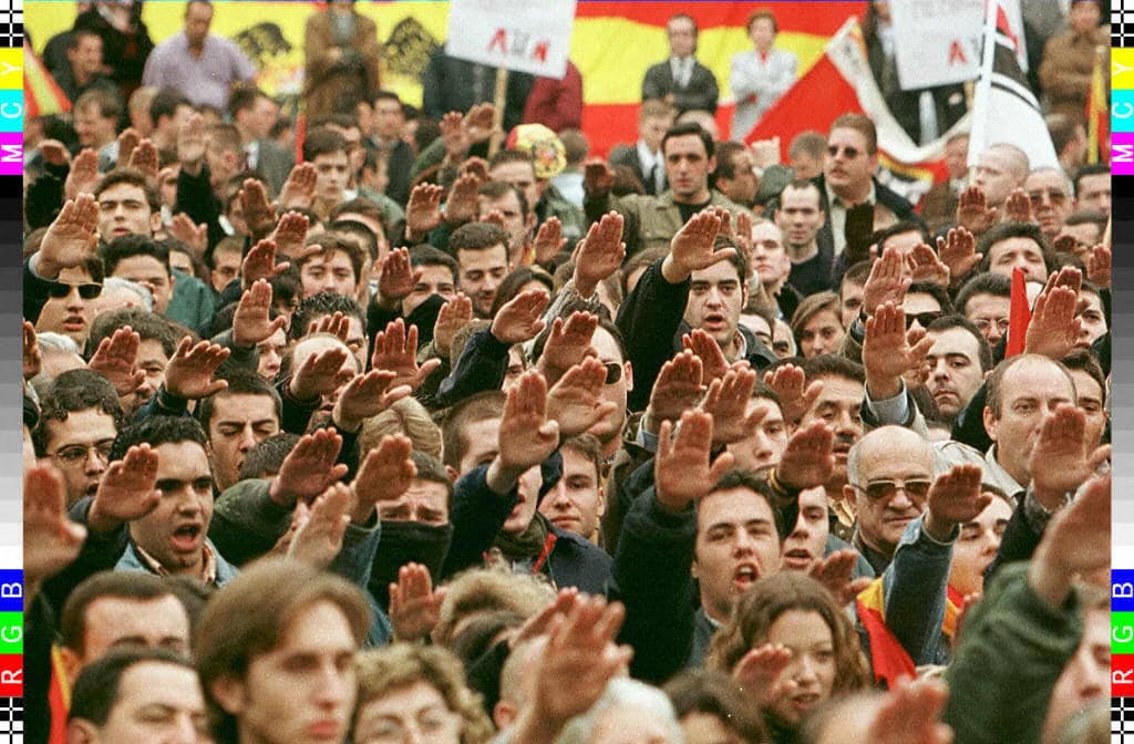 תומכי הרודן הספרדי פרנסיסקו פרנקו מצדיעים בכינוס ליום השנה ה-21 למותו, 1996 (צילום: DOMINIQUE FAGET / AFP)