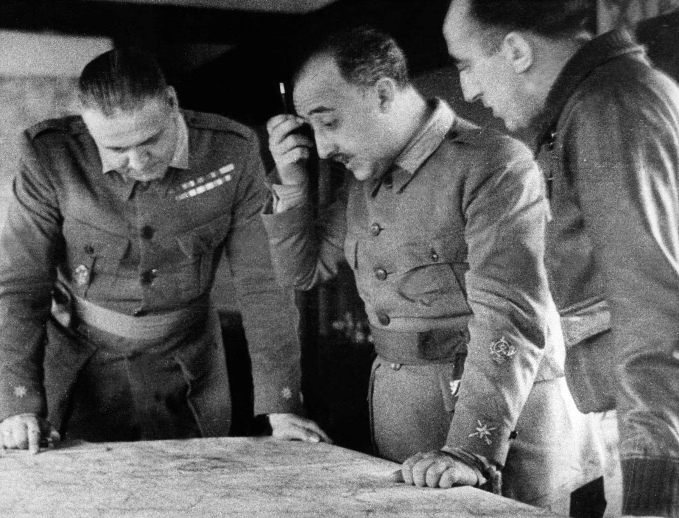 הגנרל פרנקו מביט במפה במהלך מלחמת האזרחים בספרד בסוף שנות ה-30 (צילום: AFP)